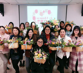 在妇女节组织员工活动，体现对女员工的关怀和尊重，树立优秀女性标杆，弘扬正能量