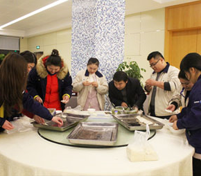 Organize the activity of making dumplings in Winter Solstice Festival, to make the employee feel the warmness of home